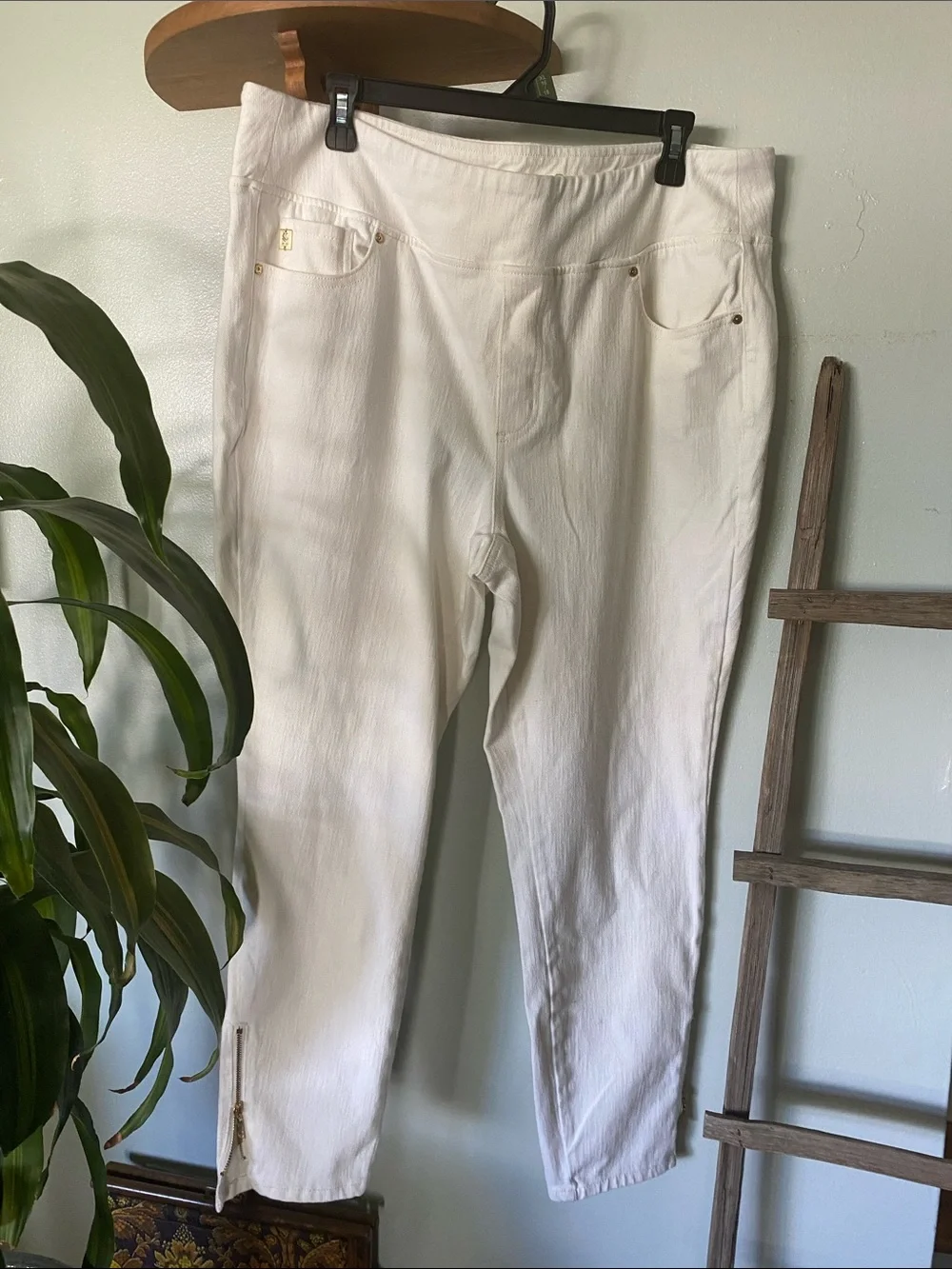 Belle by Kim Gravel Cream pants with Gold Logo Detail